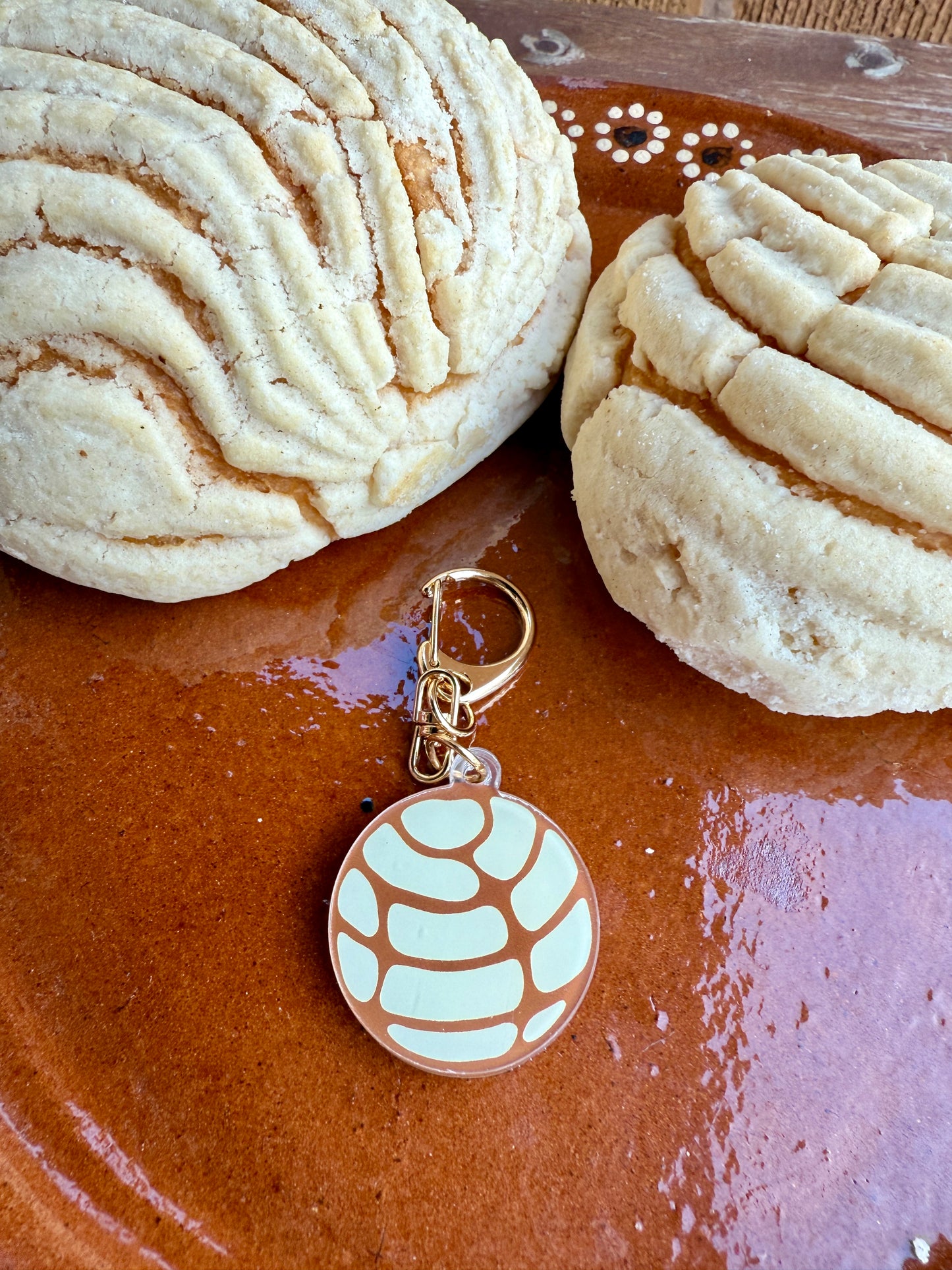 Concha collar charm